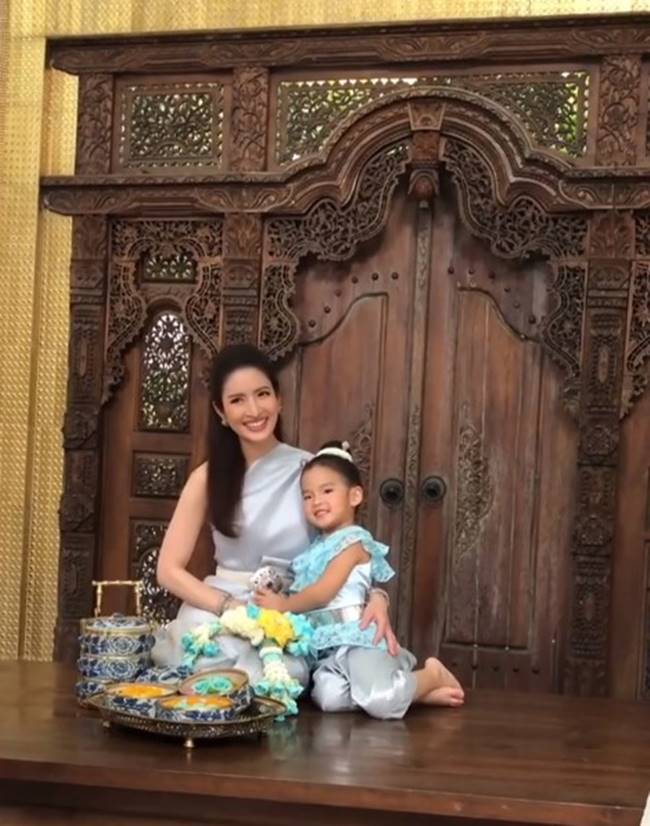 แอฟ ทักษอร - น้องปีใหม่ แอฟ ทักษอร - น้องปีใหม่