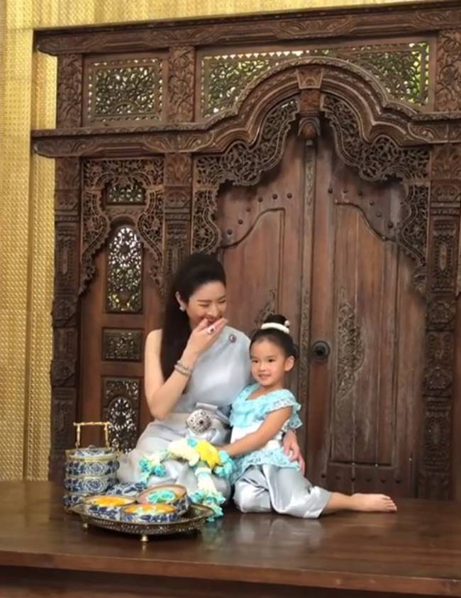 แอฟ ทักษอร - น้องปีใหม่ แอฟ ทักษอร - น้องปีใหม่