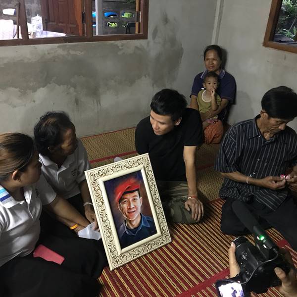 ไผ่ พงศธร ร่วมเคารพอัฐิ น.ต. สมาน กุนัน ไผ่ พงศธร ร่วมเคารพอัฐิ น.ต. สมาน กุนัน