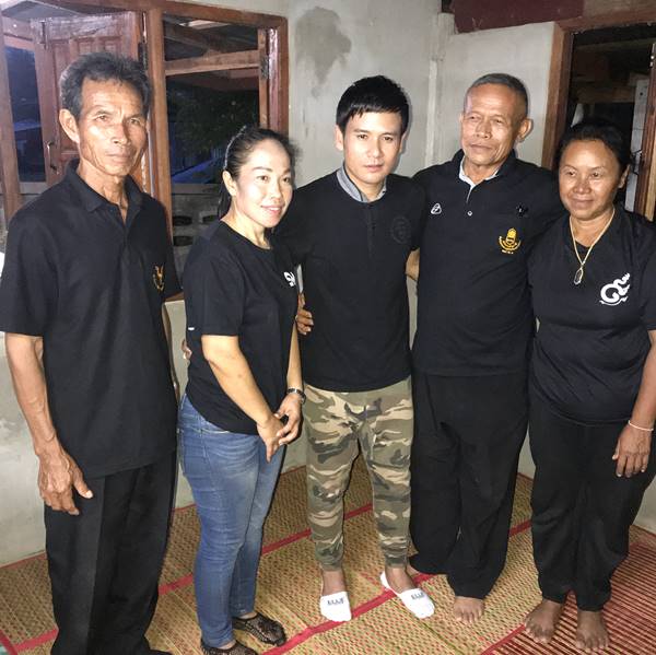 ไผ่ พงศธร ร่วมเคารพอัฐิ น.ต. สมาน กุนัน ไผ่ พงศธร ร่วมเคารพอัฐิ น.ต. สมาน กุนัน