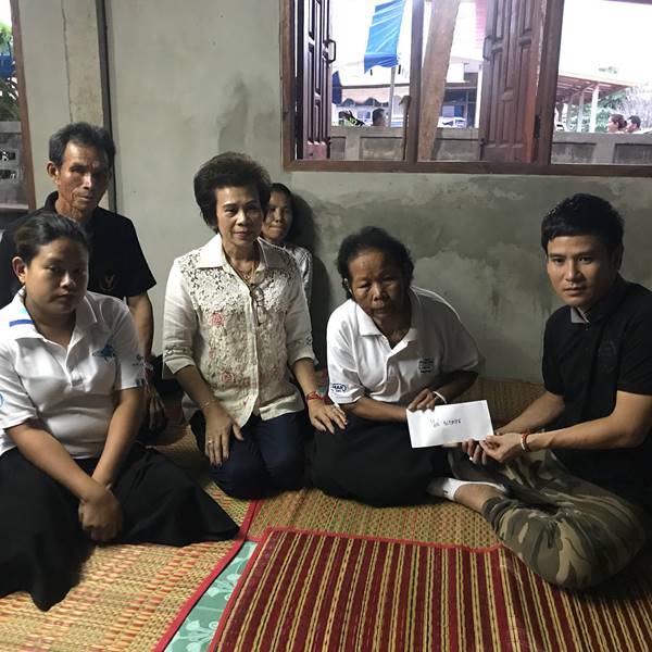 ไผ่ พงศธร ร่วมเคารพอัฐิ น.ต. สมาน กุนัน ไผ่ พงศธร ร่วมเคารพอัฐิ น.ต. สมาน กุนัน