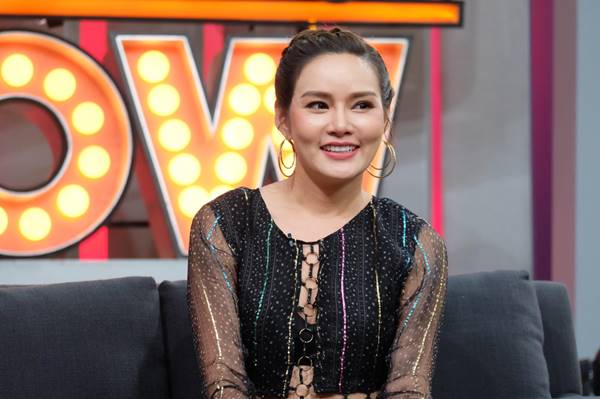 หญิง รฐา หญิง รฐา