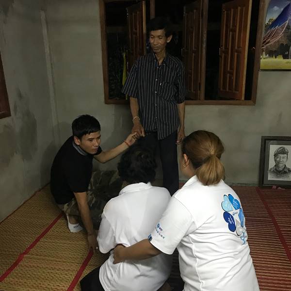 ไผ่ พงศธร ร่วมเคารพอัฐิ น.ต. สมาน กุนัน ไผ่ พงศธร ร่วมเคารพอัฐิ น.ต. สมาน กุนัน