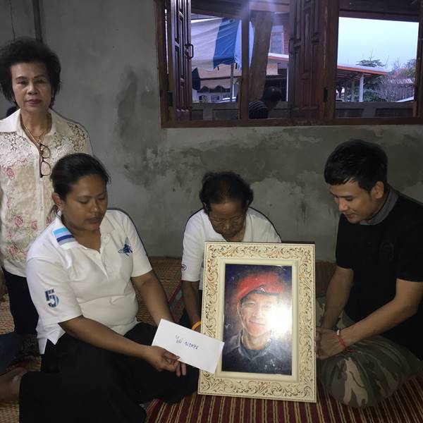 ไผ่ พงศธร ร่วมเคารพอัฐิ น.ต. สมาน กุนัน ไผ่ พงศธร ร่วมเคารพอัฐิ น.ต. สมาน กุนัน