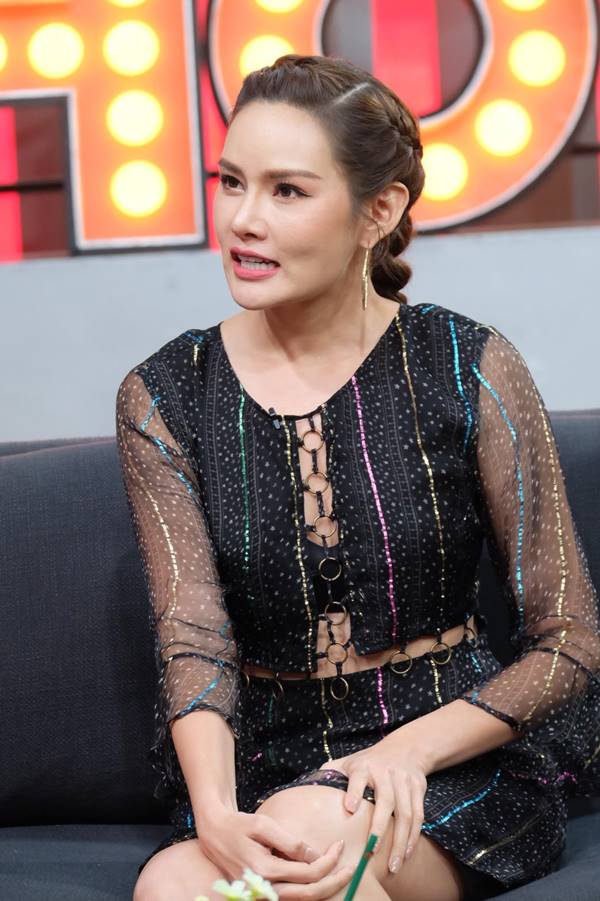 หญิง รฐา หญิง รฐา