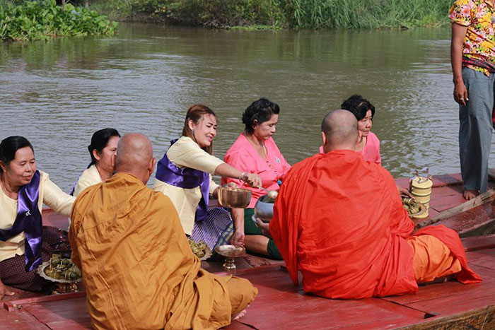 ประเพณีชักพระเล่นเพลง ตักบาตรกลางน้ำ ประเพณีชักพระเล่นเพลง ตักบาตรกลางน้ำ