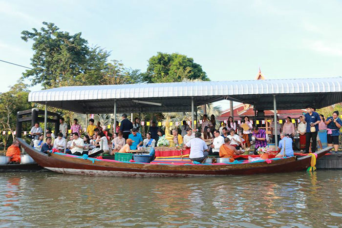 ประเพณีชักพระเล่นเพลง ตักบาตรกลางน้ำ ประเพณีชักพระเล่นเพลง ตักบาตรกลางน้ำ