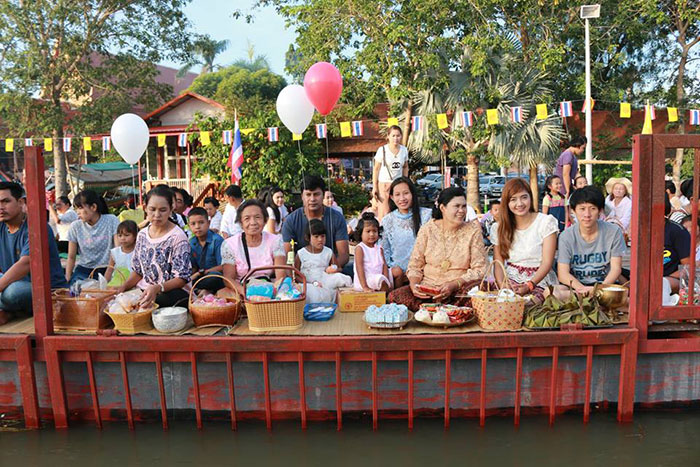 ประเพณีชักพระเล่นเพลง ตักบาตรกลางน้ำ ประเพณีชักพระเล่นเพลง ตักบาตรกลางน้ำ