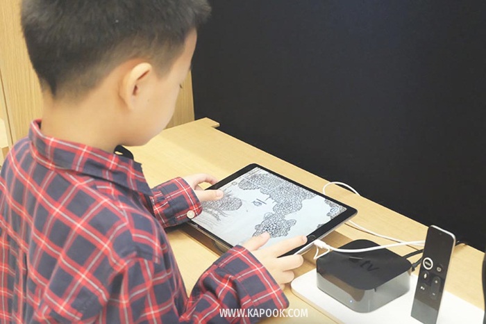 ไอคอนสยาม เด็กกำลังเล่น Ipad