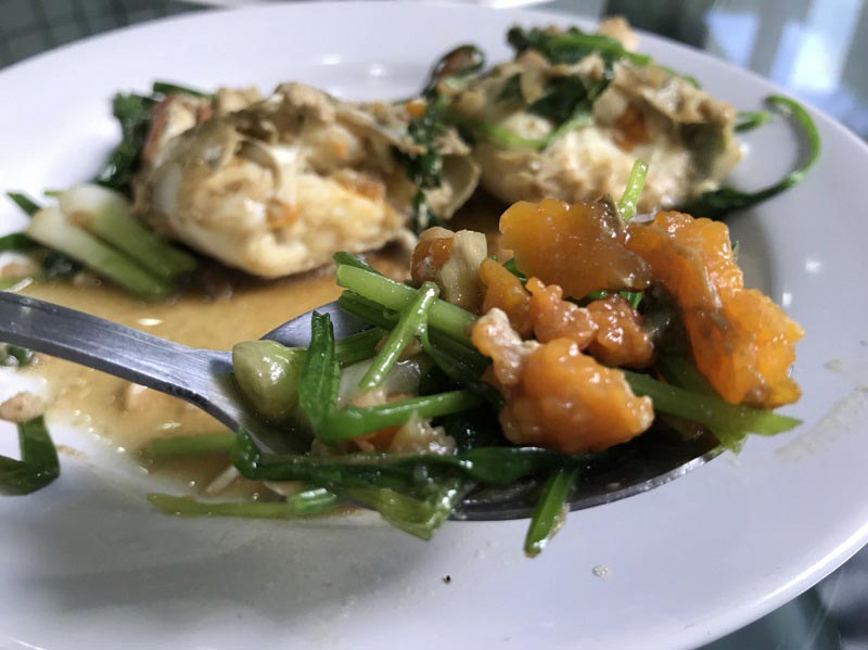 ปูม้าไข่ผัดขึ้นฉ่าย ปูม้าไข่ผัดขึ้นฉ่าย