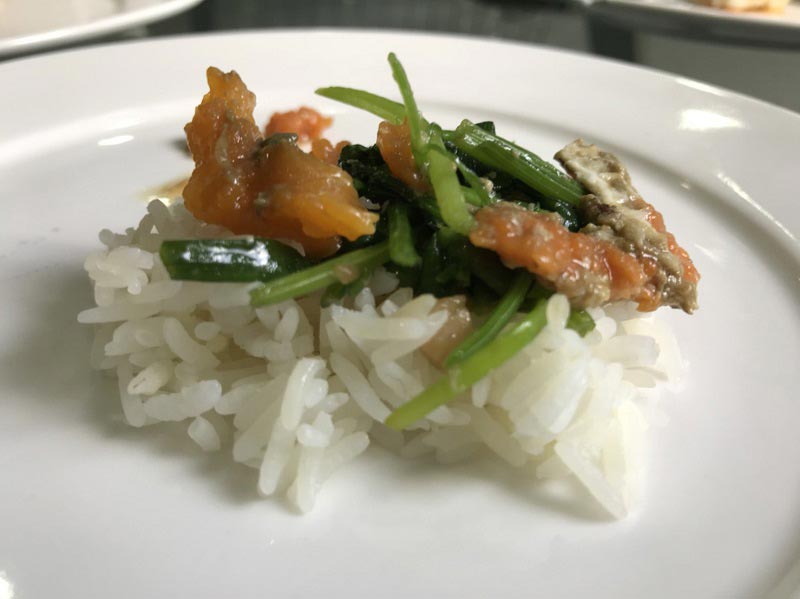 ปูม้าไข่ผัดขึ้นฉ่าย ปูม้าไข่ผัดขึ้นฉ่าย