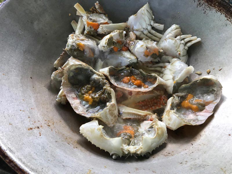 ปูม้าไข่ผัดขึ้นฉ่าย ปูม้าไข่ผัดขึ้นฉ่าย
