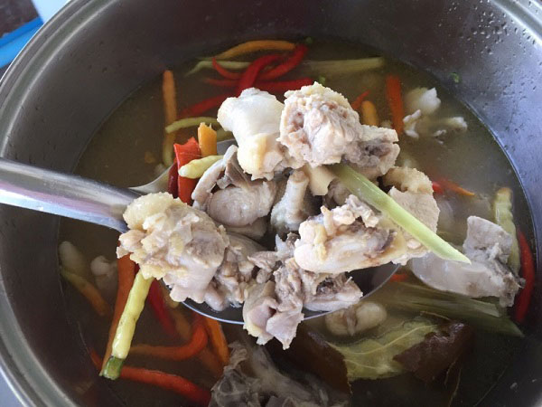 ไก่บ้านต้มมะขาม ไก่บ้านต้มมะขาม