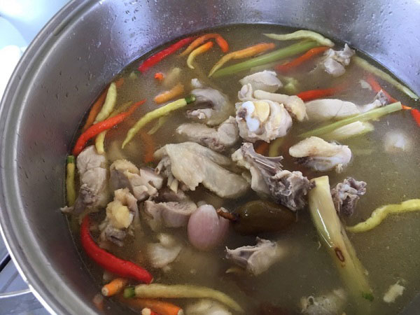 ไก่บ้านต้มมะขาม ไก่บ้านต้มมะขาม