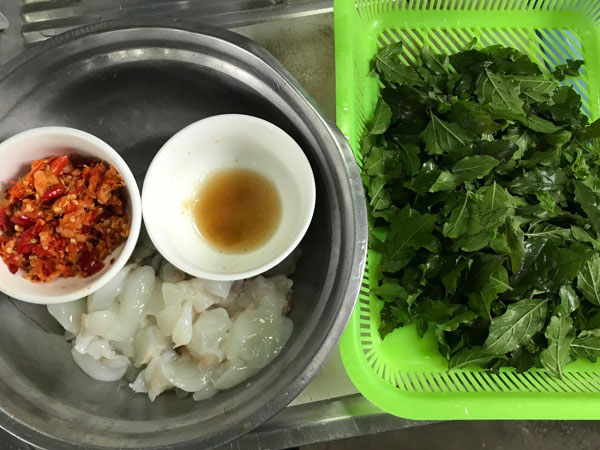 ผัดกะเพราเนื้อกุ้งล็อบสเตอร์ ผัดกะเพราเนื้อกุ้งล็อบสเตอร์