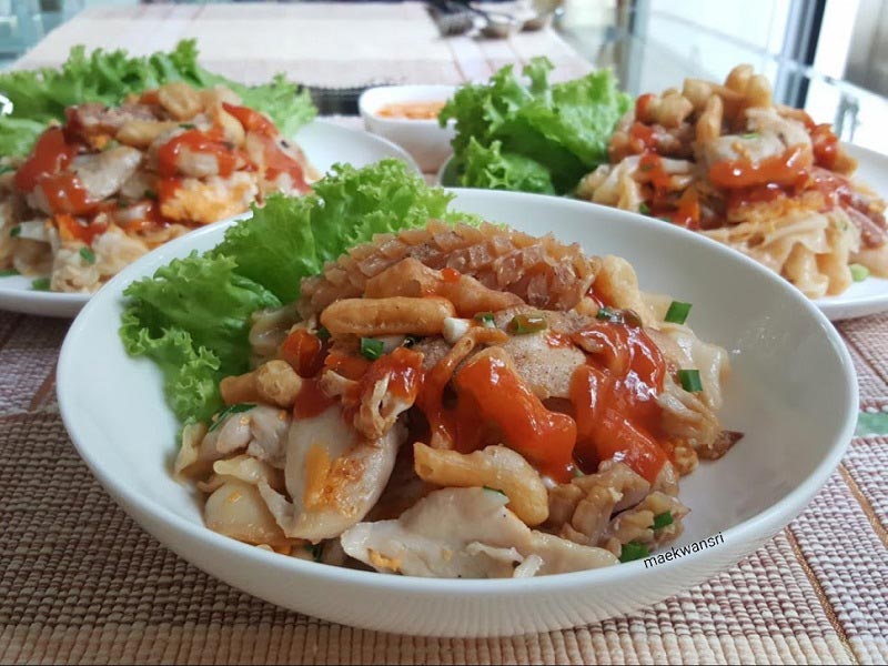 3 วิธีทำก๋วยเตี๋ยวคั่ว 3 วิธีทำก๋วยเตี๋ยวคั่ว