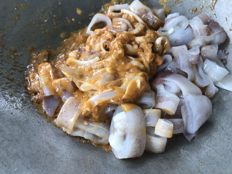 ปลาหมึกผัดไข่เค็ม ปลาหมึกผัดไข่เค็ม