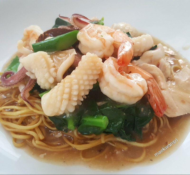 ราดหน้ารวมมิตรกับเส้นหมี่เบตง ราดหน้ารวมมิตรกับเส้นหมี่เบตง