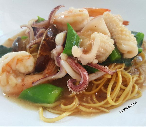 ราดหน้ารวมมิตรกับเส้นหมี่เบตง ราดหน้ารวมมิตรกับเส้นหมี่เบตง