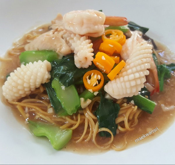 ราดหน้ารวมมิตรกับเส้นหมี่เบตง ราดหน้ารวมมิตรกับเส้นหมี่เบตง