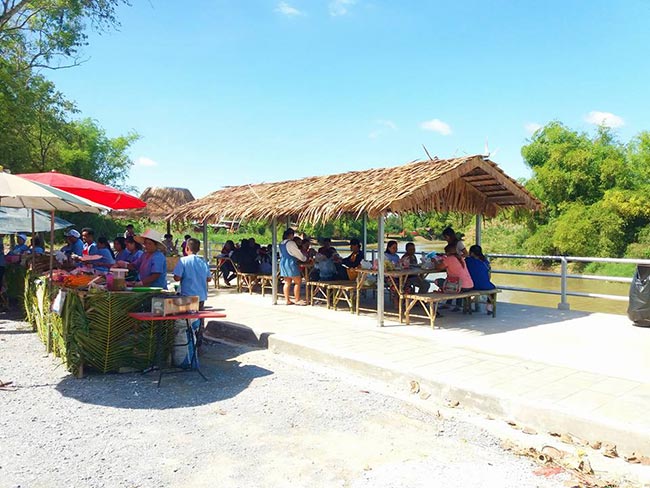 ตลาดร่มไม้ชายน้ำ วัดพระลอย ตลาดร่มไม้ชายน้ำ วัดพระลอย