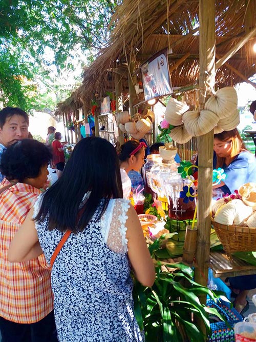 ตลาดร่มไม้ชายน้ำ วัดพระลอย ตลาดร่มไม้ชายน้ำ วัดพระลอย