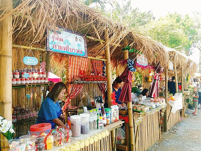 ตลาดร่มไม้ชายน้ำ วัดพระลอย ตลาดร่มไม้ชายน้ำ วัดพระลอย