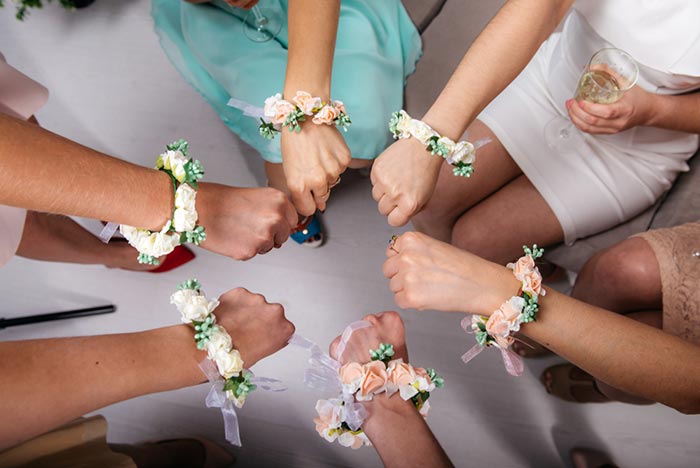 ดอกไม้ผูกข้อมือเพื่อนเจ้าสาว ดอกไม้ผูกข้อมือเพื่อนเจ้าสาว