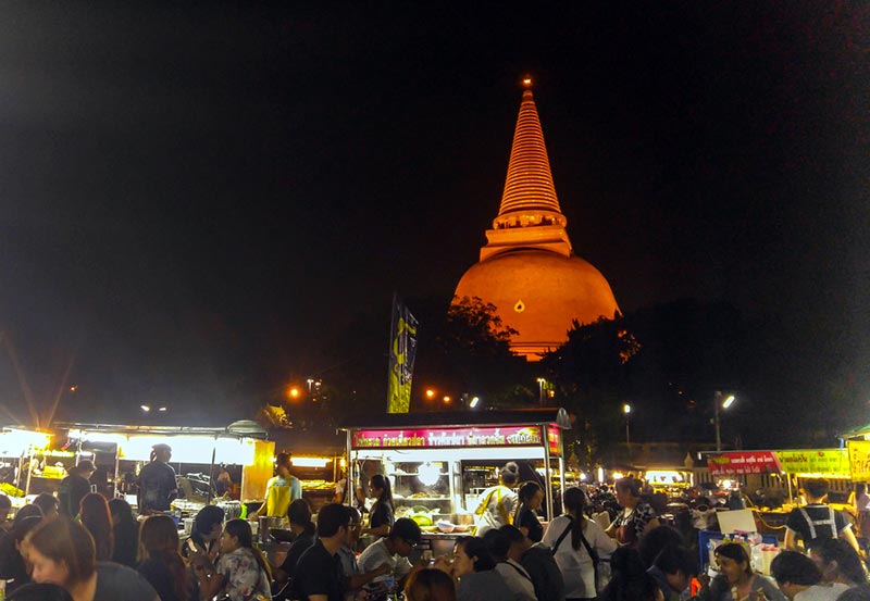 กินฟรีทั้งลาน องค์พระปฐมเจดีย์ กินฟรีทั้งลาน องค์พระปฐมเจดีย์