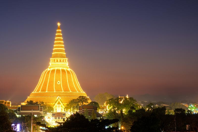 กินฟรีทั้งลาน องค์พระปฐมเจดีย์ กินฟรีทั้งลาน องค์พระปฐมเจดีย์