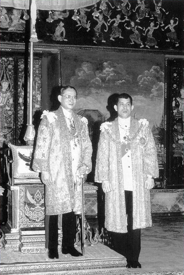 ปลื้มปีติ ร.10 ตามรอยพระบาทพระราชบิดา จากพระปฐมบรมราชโองการ ถึงครุยมหาจักรี ปลื้มปีติ ร.10 ตามรอยพระบาทพระราชบิดา จากพระปฐมบรมราชโองการ ถึงครุยมหาจักรี