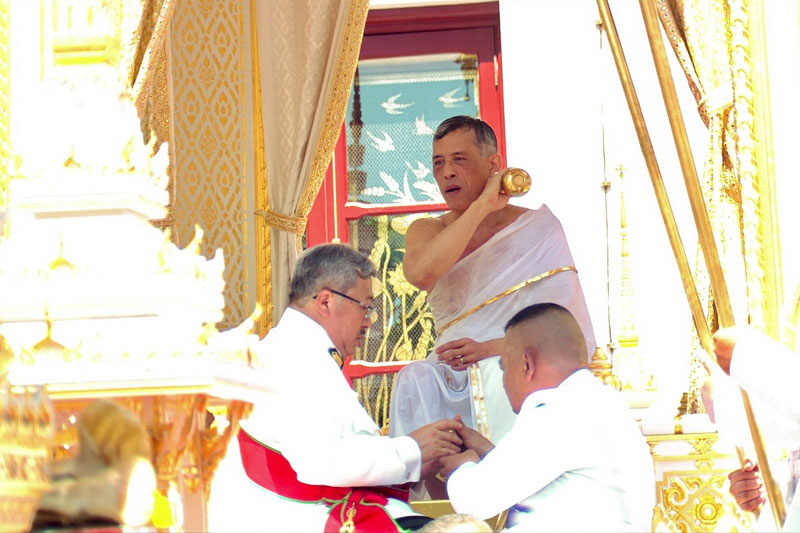 รวมภาพประวัติศาสตร์ ร.10 แห่งราชวงศ์จักกรี ในพระราชพิธีบรมราชาภิเษก 4 พ.ค. รวมภาพประวัติศาสตร์ ร.10 แห่งราชวงศ์จักกรี ในพระราชพิธีบรมราชาภิเษก 4 พ.ค.