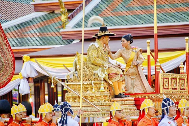 เจ้าฟ้าสิริวัณณวรี ทรงดูแลความเรียบร้อยฉลองพระองค์ เสด็จพ่อ เจ้าฟ้าสิริวัณณวรี ทรงดูแลความเรียบร้อยฉลองพระองค์ เสด็จพ่อ