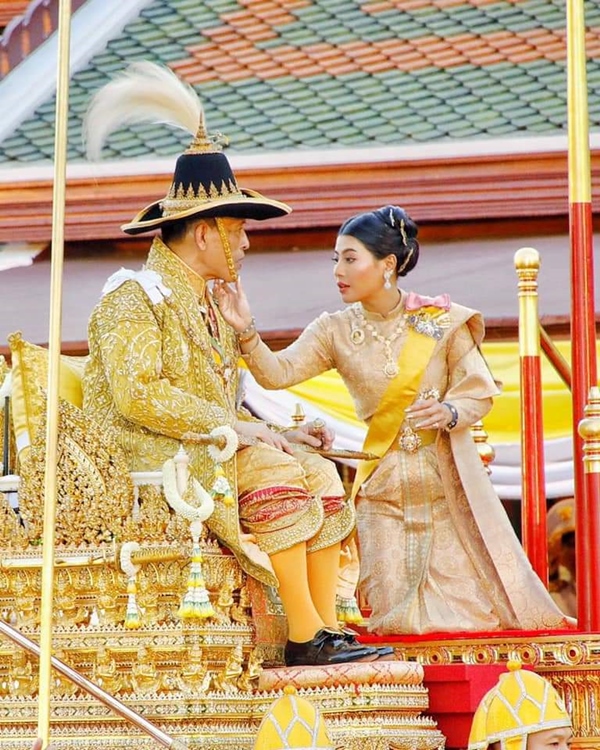 เจ้าฟ้าสิริวัณณวรี ทรงดูแลความเรียบร้อยฉลองพระองค์ เสด็จพ่อ เจ้าฟ้าสิริวัณณวรี ทรงดูแลความเรียบร้อยฉลองพระองค์ เสด็จพ่อ