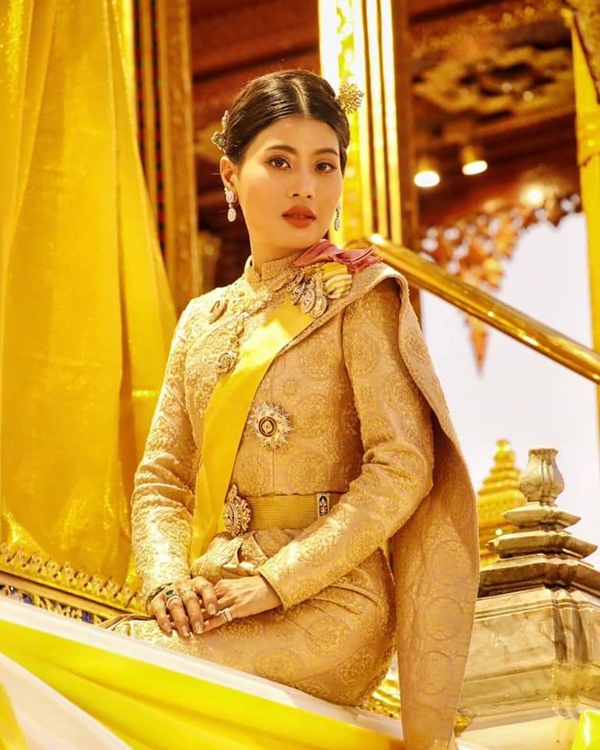 เจ้าฟ้าสิริวัณณวรี ทรงดูแลความเรียบร้อยฉลองพระองค์ เสด็จพ่อ เจ้าฟ้าสิริวัณณวรี ทรงดูแลความเรียบร้อยฉลองพระองค์ เสด็จพ่อ