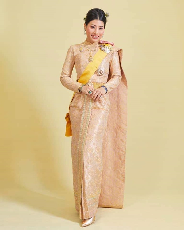 เจ้าฟ้าสิริวัณณวรี ทรงดูแลความเรียบร้อยฉลองพระองค์ เสด็จพ่อ เจ้าฟ้าสิริวัณณวรี ทรงดูแลความเรียบร้อยฉลองพระองค์ เสด็จพ่อ