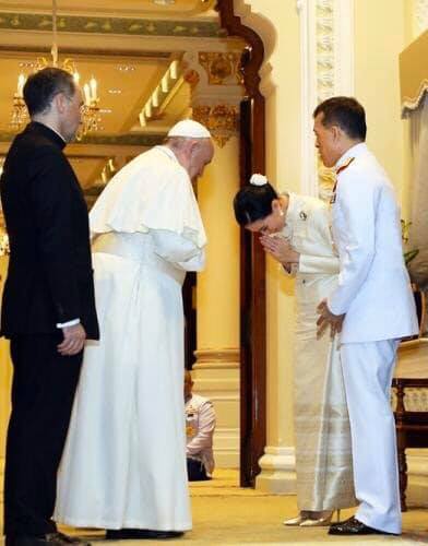 ในหลวง พระราชินี ทรงยกพระหัตถ์ ไหว้ลา สมเด็จพระสันตะปาปาฟรานซิส ในหลวง พระราชินี ทรงยกพระหัตถ์ ไหว้ลา สมเด็จพระสันตะปาปาฟรานซิส