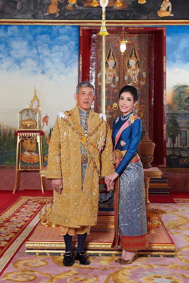 รัชกาลที่ 10 ทรงฉายพระรูปร่วมกับ เจ้าคุณพระสินีนาฏ พิลาสกัลยาณี รัชกาลที่ 10 ทรงฉายพระรูปร่วมกับ เจ้าคุณพระสินีนาฏ พิลาสกัลยาณี