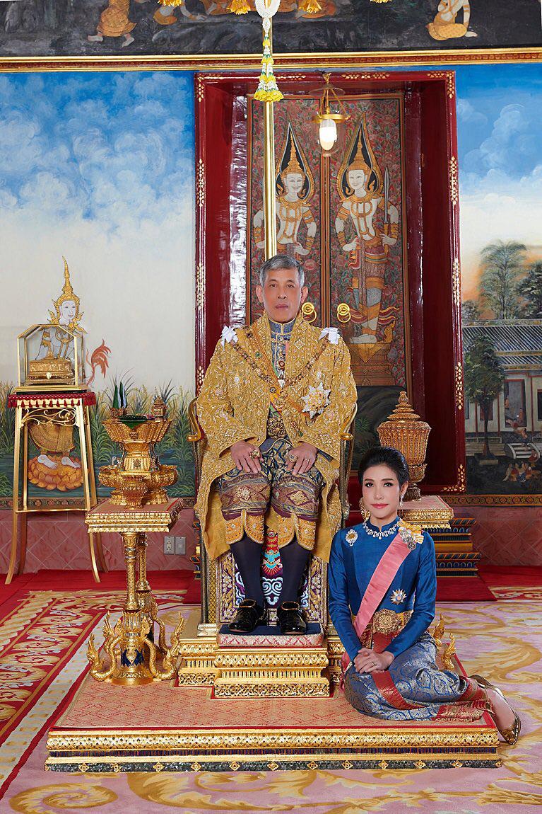 รัชกาลที่ 10 ทรงฉายพระรูปร่วมกับ เจ้าคุณพระสินีนาฏ พิลาสกัลยาณี รัชกาลที่ 10 ทรงฉายพระรูปร่วมกับ เจ้าคุณพระสินีนาฏ พิลาสกัลยาณี