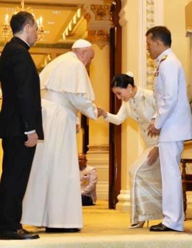 ในหลวง พระราชินี ทรงยกพระหัตถ์ ไหว้ลา สมเด็จพระสันตะปาปาฟรานซิส ในหลวง พระราชินี ทรงยกพระหัตถ์ ไหว้ลา สมเด็จพระสันตะปาปาฟรานซิส