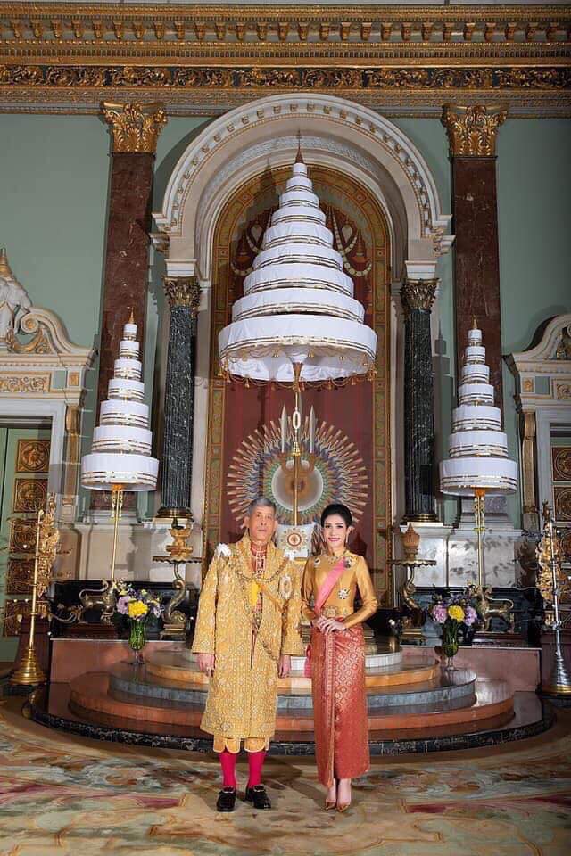 รัชกาลที่ 10 ทรงฉายพระรูปร่วมกับ เจ้าคุณพระสินีนาฏ พิลาสกัลยาณี รัชกาลที่ 10 ทรงฉายพระรูปร่วมกับ เจ้าคุณพระสินีนาฏ พิลาสกัลยาณี