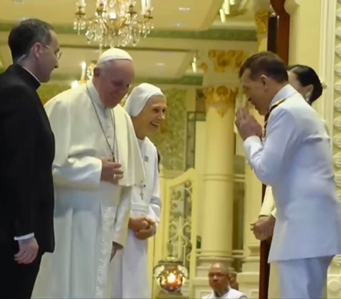 ในหลวง พระราชินี ทรงยกพระหัตถ์ ไหว้ลา สมเด็จพระสันตะปาปาฟรานซิส ในหลวง พระราชินี ทรงยกพระหัตถ์ ไหว้ลา สมเด็จพระสันตะปาปาฟรานซิส