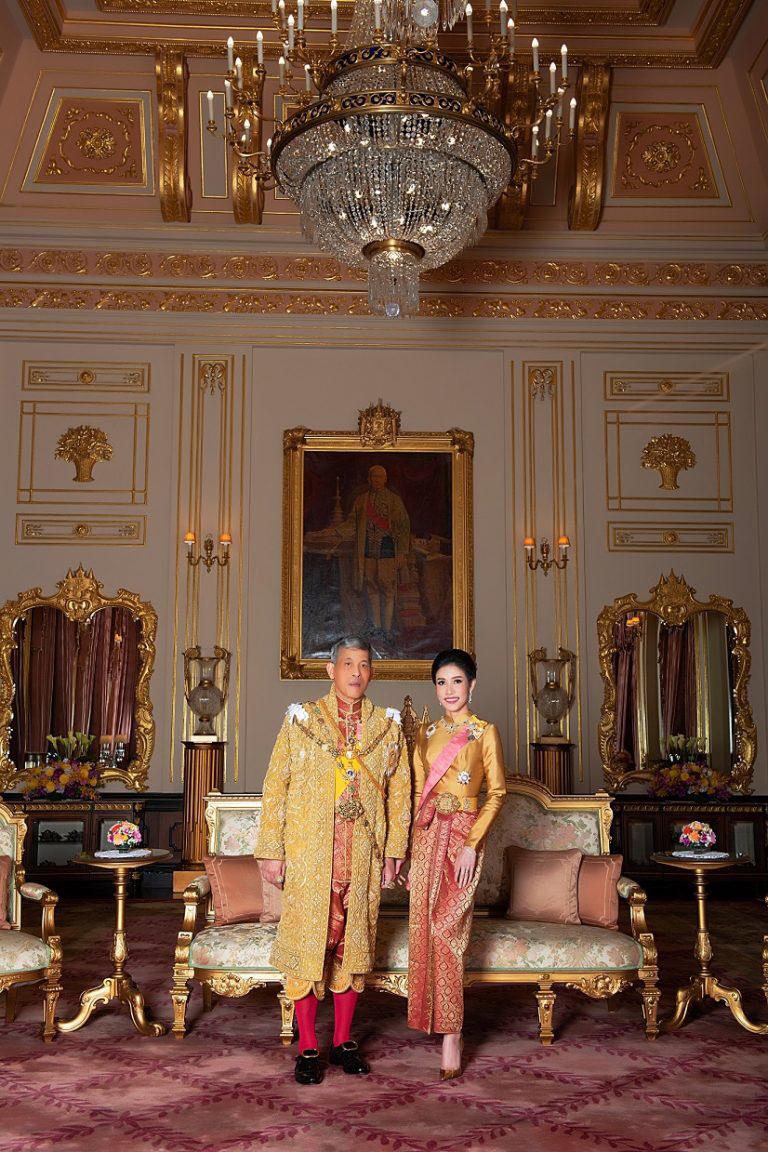 รัชกาลที่ 10 ทรงฉายพระรูปร่วมกับ เจ้าคุณพระสินีนาฏ พิลาสกัลยาณี รัชกาลที่ 10 ทรงฉายพระรูปร่วมกับ เจ้าคุณพระสินีนาฏ พิลาสกัลยาณี