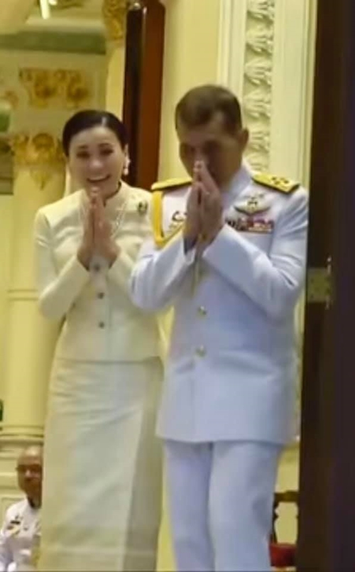 ในหลวง พระราชินี ทรงยกพระหัตถ์ ไหว้ลา สมเด็จพระสันตะปาปาฟรานซิส ในหลวง พระราชินี ทรงยกพระหัตถ์ ไหว้ลา สมเด็จพระสันตะปาปาฟรานซิส