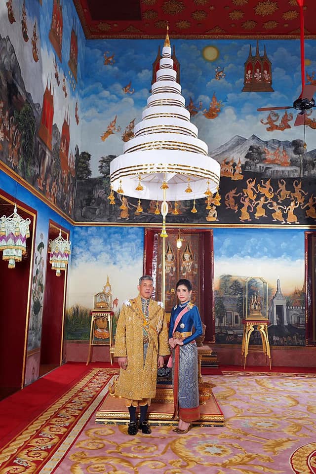 รัชกาลที่ 10 ทรงฉายพระรูปร่วมกับ เจ้าคุณพระสินีนาฏ พิลาสกัลยาณี รัชกาลที่ 10 ทรงฉายพระรูปร่วมกับ เจ้าคุณพระสินีนาฏ พิลาสกัลยาณี