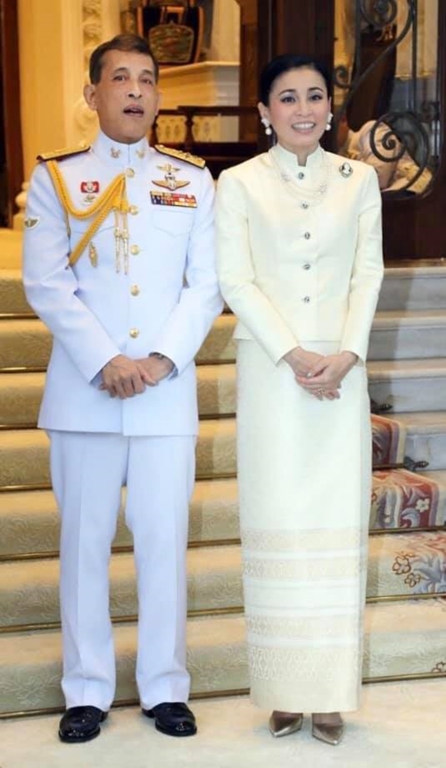 ในหลวง พระราชินี ทรงยกพระหัตถ์ ไหว้ลา สมเด็จพระสันตะปาปาฟรานซิส ในหลวง พระราชินี ทรงยกพระหัตถ์ ไหว้ลา สมเด็จพระสันตะปาปาฟรานซิส