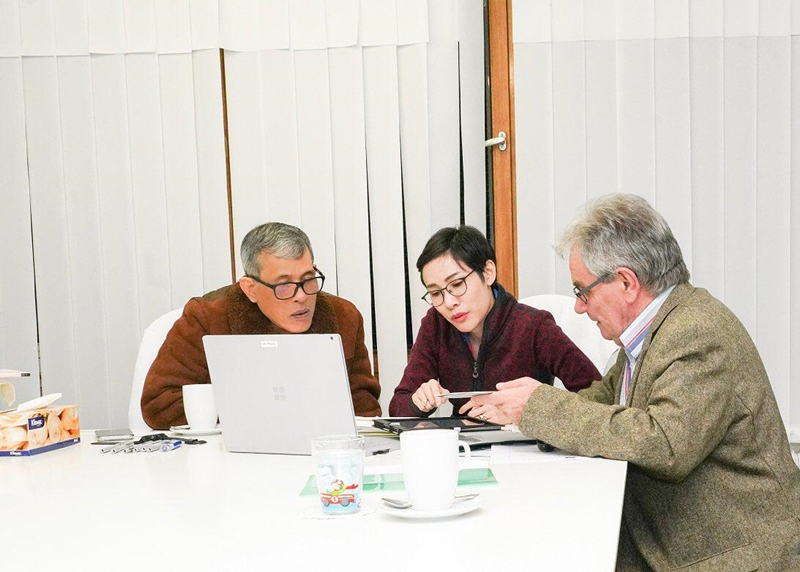 รัชกาลที่ 10 ทรงฉายพระรูปร่วมกับ เจ้าคุณพระสินีนาฏ พิลาสกัลยาณี รัชกาลที่ 10 ทรงฉายพระรูปร่วมกับ เจ้าคุณพระสินีนาฏ พิลาสกัลยาณี