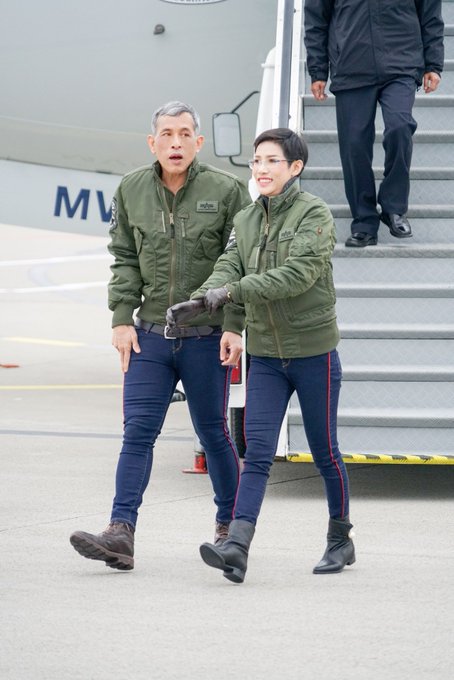 รัชกาลที่ 10 ทรงฉายพระรูปร่วมกับ เจ้าคุณพระสินีนาฏ พิลาสกัลยาณี รัชกาลที่ 10 ทรงฉายพระรูปร่วมกับ เจ้าคุณพระสินีนาฏ พิลาสกัลยาณี