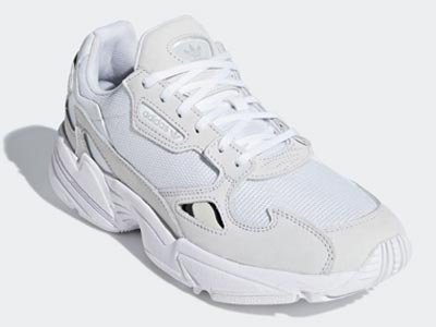 รองเท้าผ้าใบสีขาว รองเท้าผ้าใบสีขาว