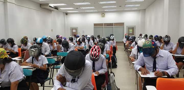 ใส่หมวกกันน็อกทำข้อสอบ ใส่หมวกกันน็อกทำข้อสอบ